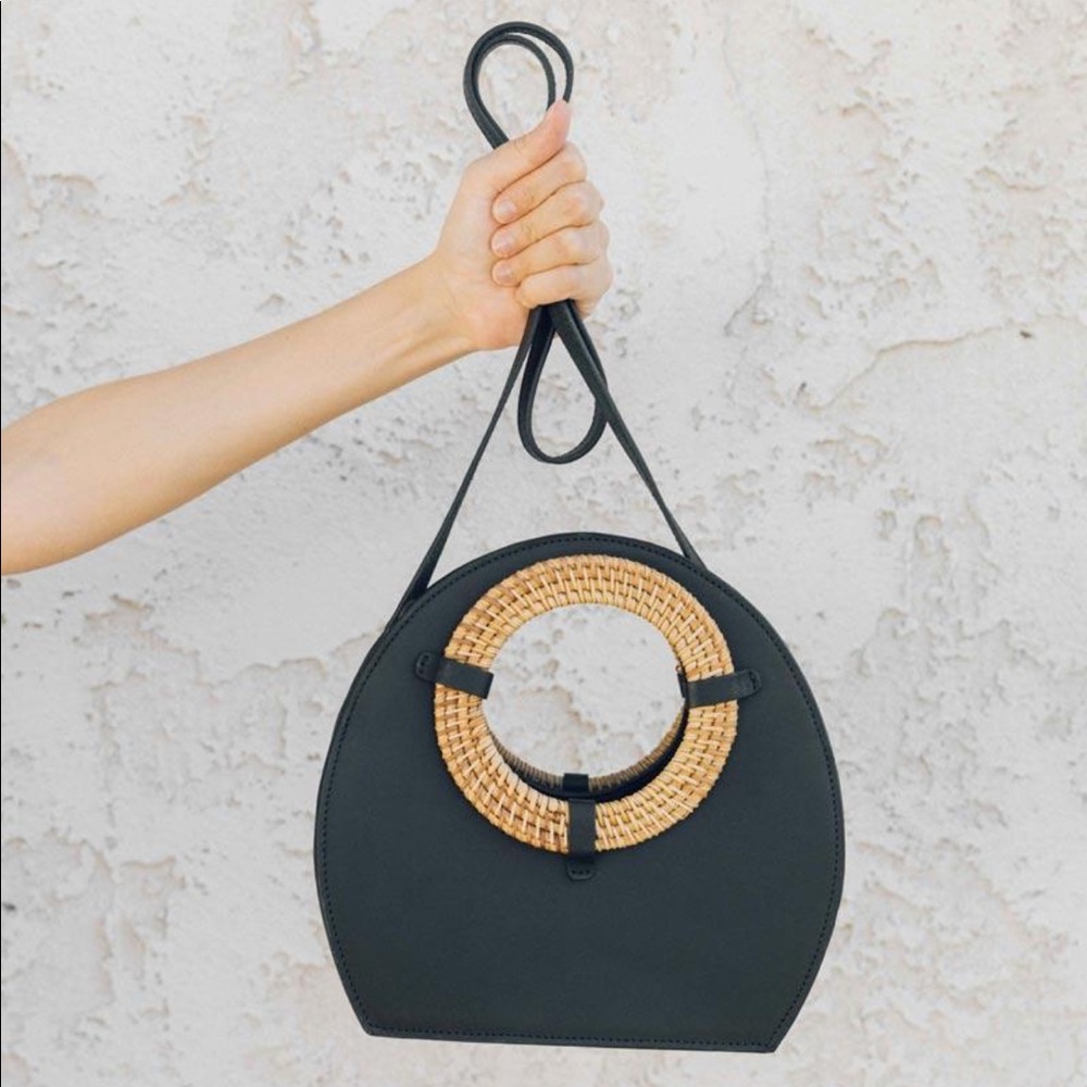 soludos rio crossbody in black